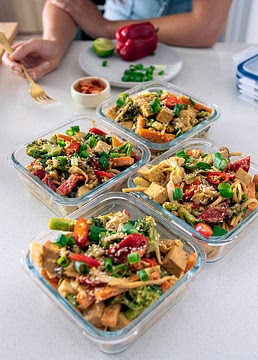 MEAL PREP SUNDAY EP 7: VEGGIE NOODLE STIR FRY W/ PEANUT LIME SAUCE